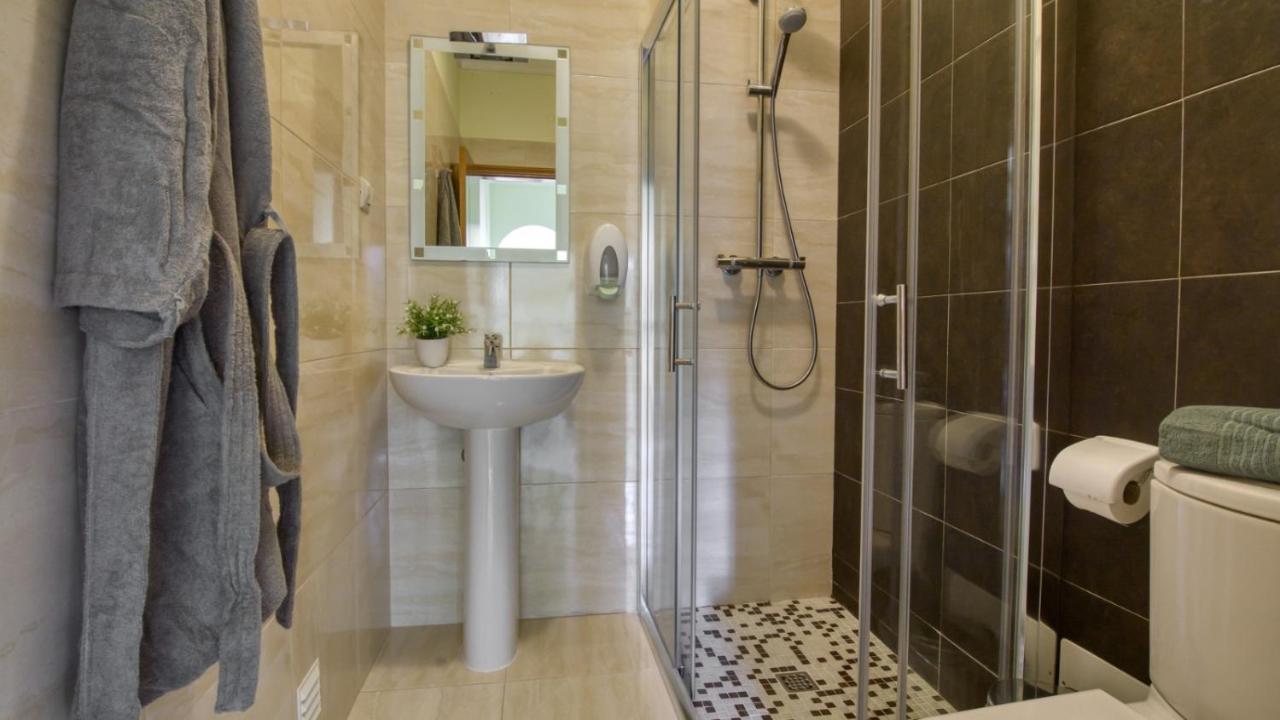 Beautiful 8-bed Golf In Algarve *